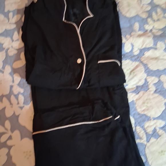 stars above Black Short Sleeve Button-Front Pajama Top with White Piping - Picture 4 of 4